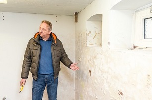 Unterschied zwischen Schimmel und Salzausblühungen Schimmel oder Salzausblühungen. Analyse durch Spezialisten.