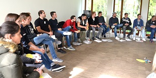 Die Gruppe vom Azubi-Wochenende im Tagungsraum bei einer Gruppenarbeit. 