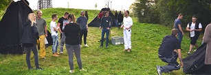 Azubi-Wochenende Teambuilding Die Gruppe des Azubi-Wochenendes bei einer Teambuilding Aufgabe.