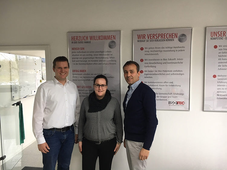 Christoffer Wiese mit Claudine Lutz und Thomas Walzer, v. l. n. r. Thomas Walzer und Christoffer Wiese heißen Claudine Lutz Herzlich Willkommen