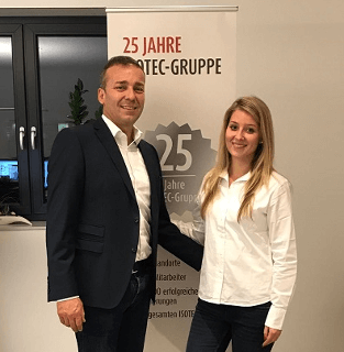 Geschäftsführer Thomas Walzer sowie seine zusätzliche Assistenz Laura Walzer ISOTEC-Fachbetrieb Kenzingen-Geschäftsführer Thomas Walzer begrüßt zusätzliche Assistenz Laura Walzer