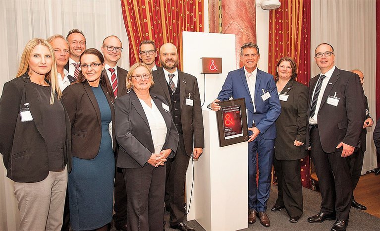 ISOTEC-Geschäftsführer und Gründer Horst Becker mit seinem Team und der Auszeichnung Rheinisch-Bergischer Unternehmerpreis