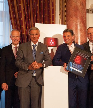 Gremium des Rheinisch-Bergischen Unternehmerpreises 2017 Das Gremium des Rheinisch-Bergischen Unternehmerpreises 2017 mit dem Preisträger, dem ISOTEC-Geschäftsführer und Gründer Horst Becker