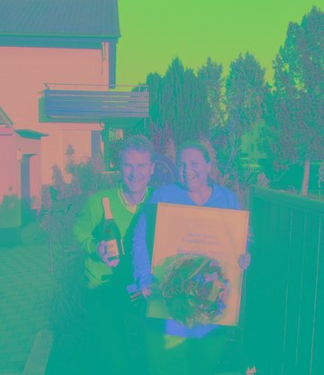Übergabe der Auszeichnung Martina Wolf und ihr Chef Christoph Reiner vom ISOTEC-Fachbetrieb Abdichtungssysteme Reiner nach der Auszeichnung zu unserer Besten in der ISOTEC-Familie.