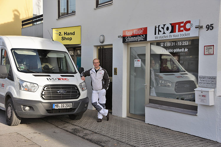 Daniel Mehnert vor seinem Ladenlokal in Rosenheim