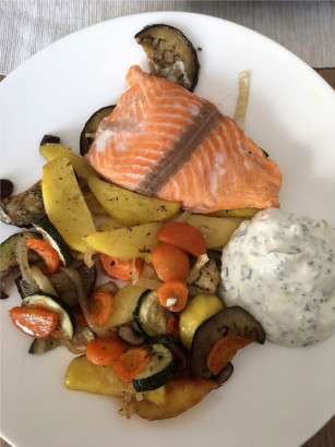Gesunde Mittagspause mit Lachs an Pfannengemüse Gesunde Mittagspause mit Lachs an Pfannengemüse
