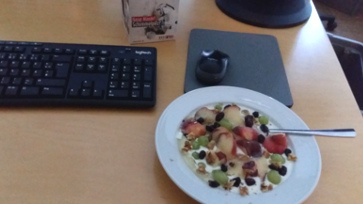 Leichtes für den Magen im Büro. Joghurt mit Obst zu Mittag, statt Schnitzelbrötchen.