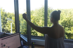 Bei der Sommerhitze die kühle Morgenluft genießen. Frühe morgens und spät abends quer lüften und für Durchzug sorgen, um die kühle Luft reinzusallen und die warme Luft nach draußen zu befördern.