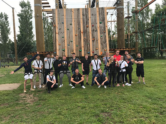 Azubis im Kletterwald