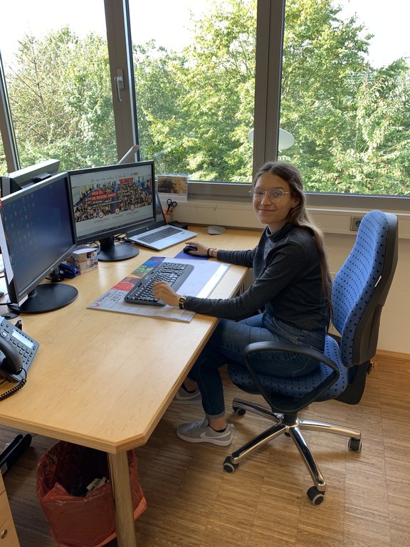 Melanie an ihrem Arbeitsplatz